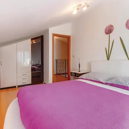 Three-bedroom In Casa vacanze Dragozetici