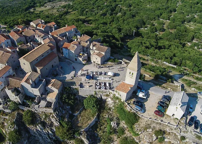 Three-bedroom In Hébergement de vacances Dragozetici