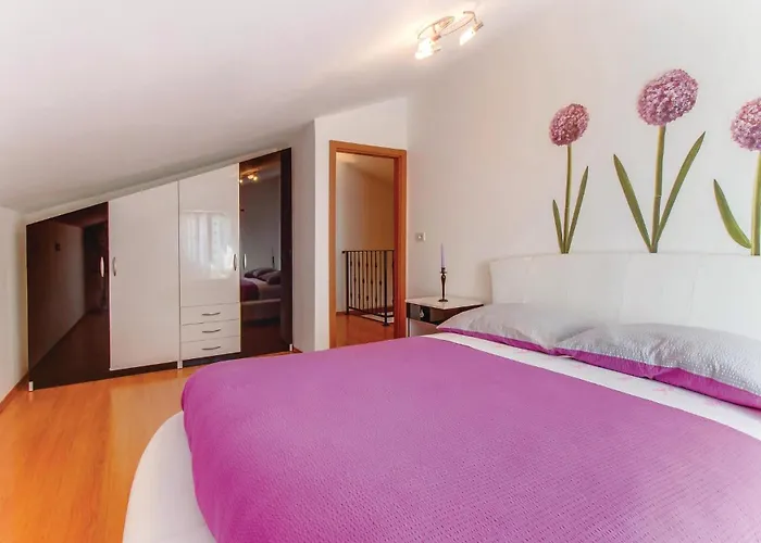 Three-bedroom In Hébergement de vacances Dragozetici
