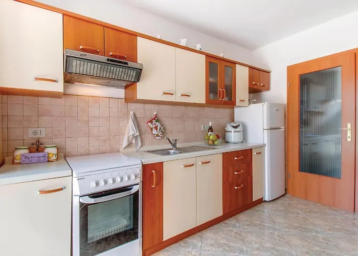 Three-bedroom In Dragozetici