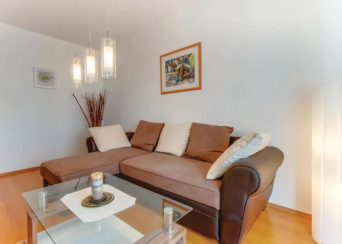 Three-bedroom In Hébergement de vacances Dragozetici