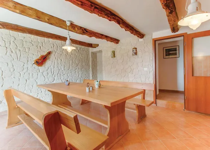 Three-bedroom In Prázdninový dům Dragozetici