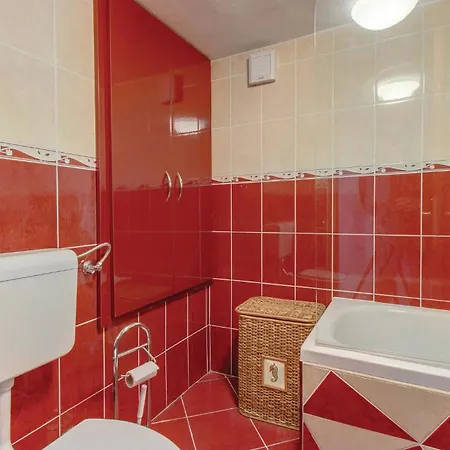 Ferienhaus Three-bedroom In Dragozetici